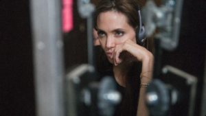 Angelina-Jolie-regista-bollicine-vip