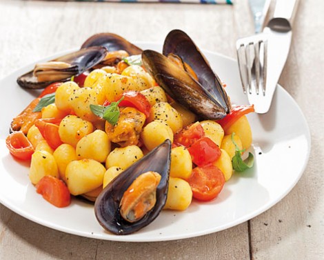 GNOCCHI DI PATATE AL BASILICO CON POMODORI E COZZE - BOLLICINEVIP