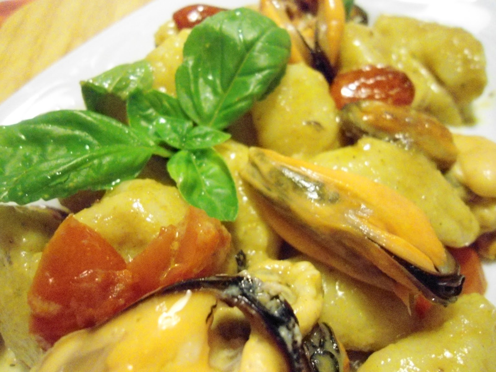 GNOCCHI DI PATATE AL BASILICO CON POMODORI E COZZE - BOLLICINEVIP
