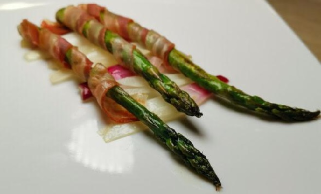 Asparagi, bacon e cipollotto rosso di tropea