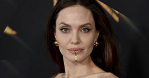 Cos'è il Chin Cuff di Angelina Jolie Bollicine Vip