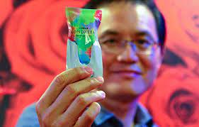 Malesia, un ginecologo crea il primo preservativo unisex Bollicine vip