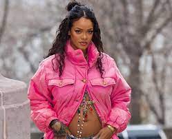 Rihanna è incinta del primo figlio, le foto del pancione social del momento