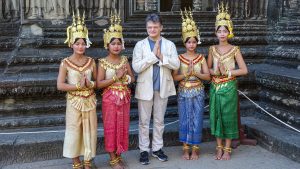 Aristide con ballerine cambogiane al tempio di Angkor Wat
